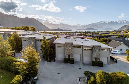 Wanaka Villa | Resort-Style Wanaka Retreat | Pool, Hot Tub, Gym & Garage | Close to Town & Lake