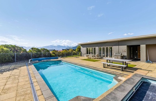 Wanaka Villa | Resort-Style Wanaka Retreat | Pool, Hot Tub, Gym & Garage | Close to Town & Lake