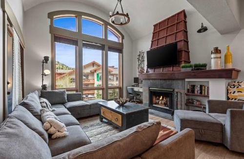 Salt Lake Mountain Resorts House | Resort Townhome with Deck Grill Fireplace WiFi Shared Pool & Hot Tub-Sauna