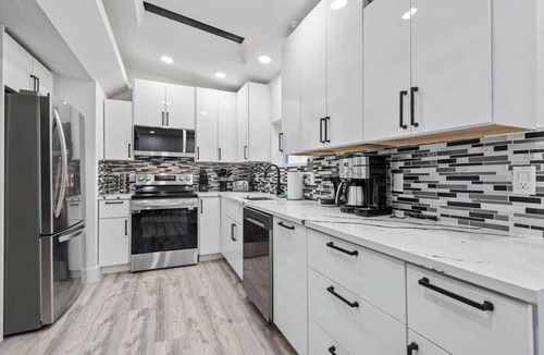Pompano Beach House | Resort Villa | Modern Pool | Outdoor Dining | Tanning Ledge