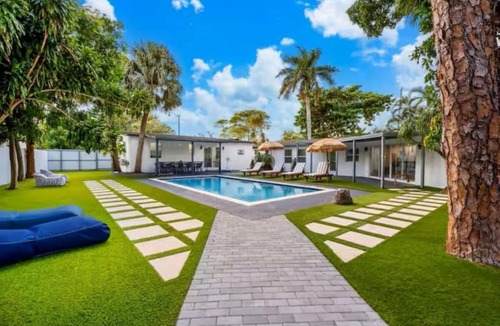 Pompano Beach Villa | Resort Villa Modern Pool Outdoor Dining