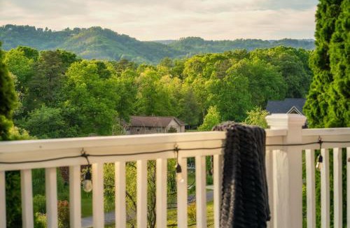 Gatlinburg - Pigeon Forge House | ResortPool, Views, PoolTable, Theater, HotTub, Firepit