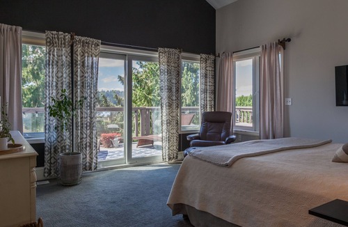 Sammamish House | Resplendent Lakeside Community Home by Microsoft