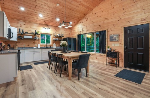 McArthur Cabin | Rest Easy | Hocking Hills, Modern Cabin, Hot Tub