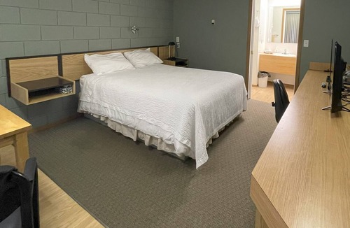Three Hills Hotel | Rest Easy Motel