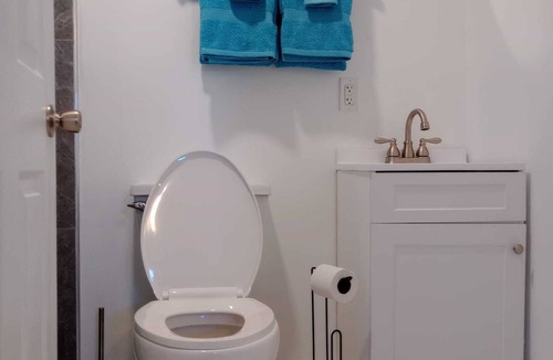 Lubbers Quarters Cay Apartment | Rest Easy Nightly Rental Charming 1-bedroom with AC, WiFi in Marsh Harbour