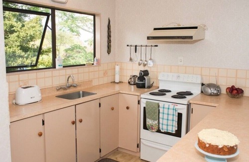 Raglan Cottage | Rest & Relax - Raglan Holiday Home