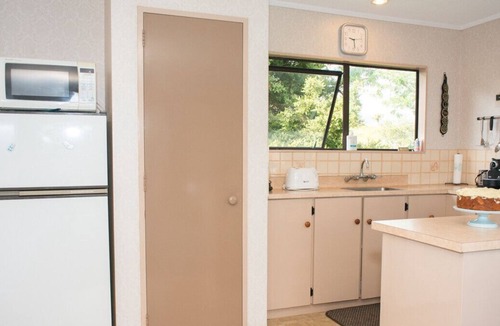 Raglan Cottage | Rest & Relax - Raglan Holiday Home