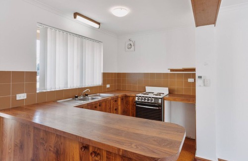 Deakin Apartment | Restful Canberra Retreat in Spacious Terrace Home
