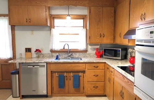 Richfield House | Restful Richfield Retreat with Attached Gargage and King Bed. MSP & Shopping.