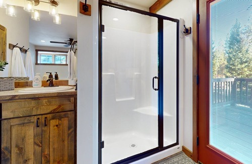 Cle Elum Cabin | Restful rustic with scenic outdoor area, fireplace, & washer/dryer