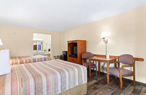St. Augustine Beach Hotel | Restful Stay Ideal for Couples & Families Near St. Augustine Beach - 1.7 miles