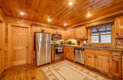 Aska Cabin | Resting Bear Retreat Hot Tub Pool Table Fire Pit