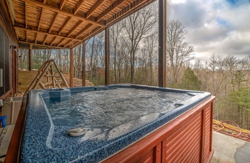 Aska Cabin | Resting Bear Retreat Hot Tub Pool Table Fire Pit