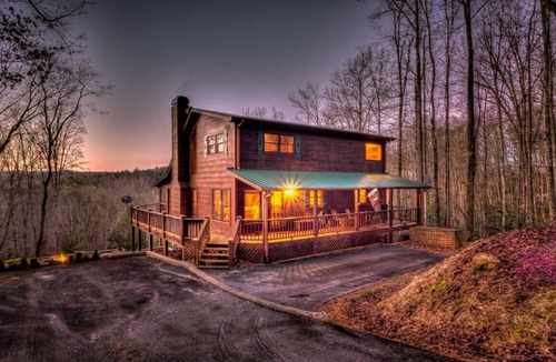 Aska Cabin | Resting Bear Retreat Hot Tub Pool Table Fire Pit