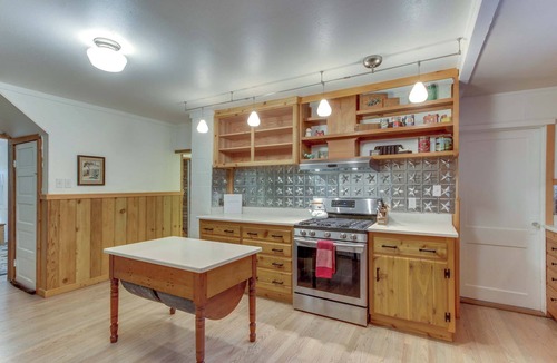 McKenzie Bridge House | Restored log cabin with classic porch - near river, trails, hot springs, & more