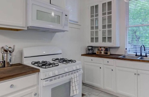 Cooper-Young Historic District Apartment | Retreat Haven in Central Cooper Young