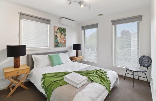 Newtown House | Retreat on Gairloch I Geelong River Hideaway
