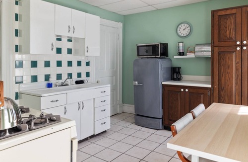 East Liberty Apartment | Retro 1BR Flat in the Heart of East Liberty | King Bed | Longer Stays Welcome