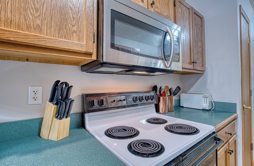 Newburgh Apartment | Retro 90s 2BR/2BA Walk to Riverfront Mins to Deaconess Travel Nurses