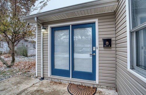 Newburgh Apartment | Retro 90s 2BR/2BA Walk to Riverfront Mins to Deaconess Travel Nurses