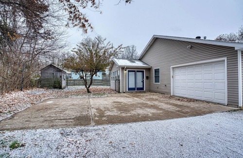 Newburgh Apartment | Retro 90s 2BR/2BA Walk to Riverfront Mins to Deaconess Travel Nurses
