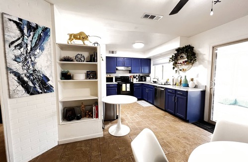Woodbriar House | RETRO ABSTRACT, 4 BEDROOM WITH A COMPLIMENTARY HEATED POOL