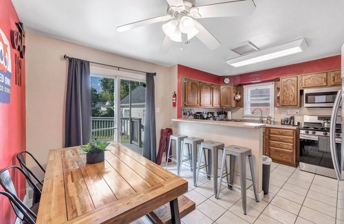 Green Bay House | [RETRO ARCADE GAME CAVE] 5 Bedrms 2 Full Baths [Stadium 1.3 Miles] 2 KINGs