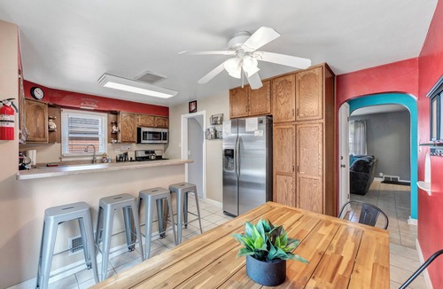 Green Bay House | [RETRO ARCADE GAME CAVE] 5 Bedrms 2 Full Baths [Stadium 1.3 Miles] 2 KINGs