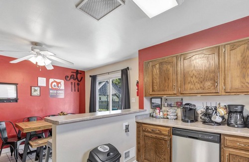 Green Bay House | [RETRO ARCADE GAME CAVE] 5 Bedrms 2 Full Baths [Stadium 1.3 Miles] 2 KINGs