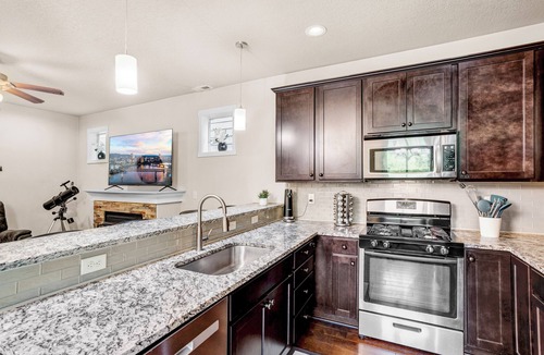 North Plains House | Retro Arcade Paradise! 4BR Luxury Home, Hot Tub, Sauna, Putting Green & Fire Pit