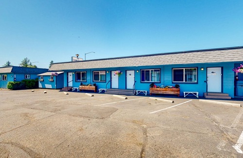 Bandon House | Retro beach experience with fast WiFI - walk to downtown shops & eateries