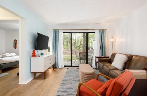 Acme Apartment | Retro Condo Beach & Pool Access Near Downtown