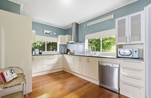 Taroona House | Retro Haven with River Views