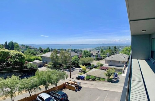 West Queen Anne Apartment | Retro meets Modern-Walkable & Mins to Attractions