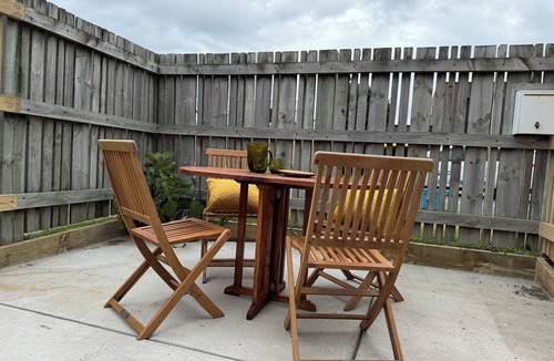 Omanu House | Retro Mount Beach Bach - classic 70's kiwi bach, 1 min walk from Mount beach!