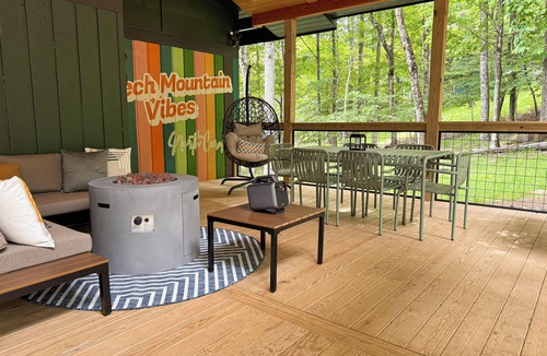 Beech Mountain Ski Chalet | Retro Mountain Chalet – Sauna, Hot Tub & Outdoor Theater