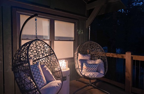 Beech Mountain Ski Chalet | Retro Mountain Chalet – Sauna, Hot Tub & Outdoor Theater