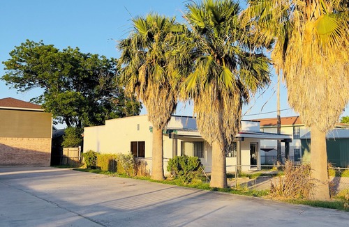 Eagle Pass Apartment | Retro Place - 2bedroom/1bathroom - GREAT VALUE!