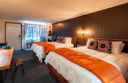 Orchard District Hotel | Retro Pool, Hot Tub & Firepits Near Old Mill District & Downtown Bend