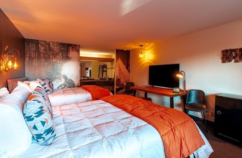 Orchard District Hotel | Retro Pool, Hot Tub & Firepits Near Old Mill District & Downtown Bend