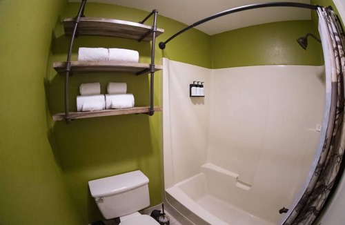 Orchard District Hotel | Retro Pool, Hot Tub & Firepits Near Old Mill District & Downtown Bend