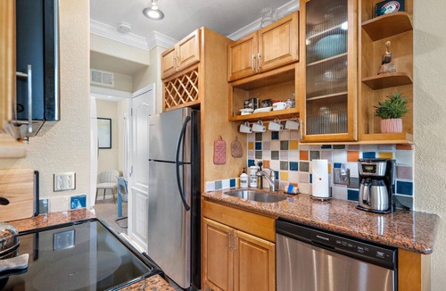 St. Petersburg Condo | RETRO RETREAT in DTSP! Explore the downtown area!