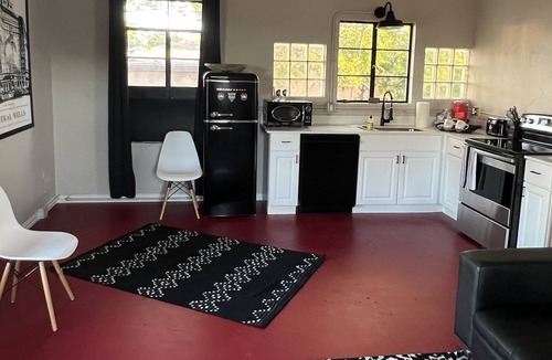 Mineral Wells Apartment | Retro Studio Apartment in the Heart of Downtown