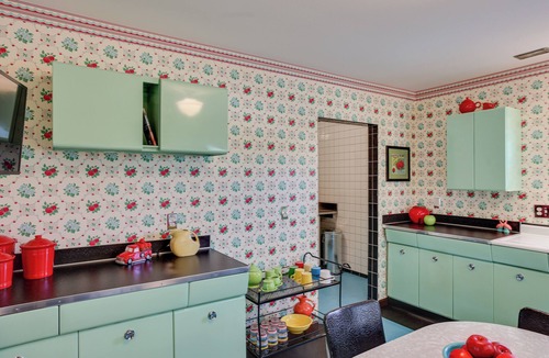 West End Cottage | Retro-style Home in Ruston: Walkable Location!