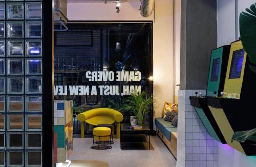 Omonia Hostel | Retroverse Eccentric Stay