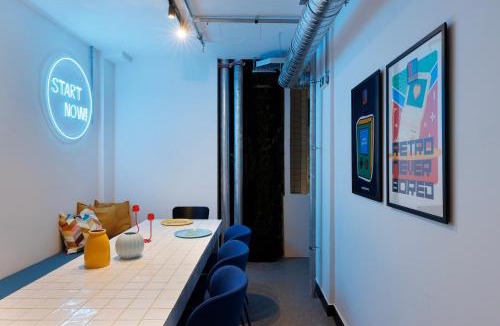 Omonia Hostel | Retroverse Eccentric Stay
