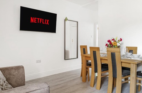Nottingham House | Revolution House | Spacious Stay for Teams