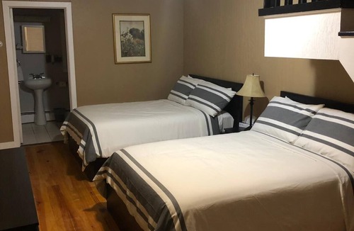Roscoe Hotel | Reynolds House Inn - Motel Strip - 3