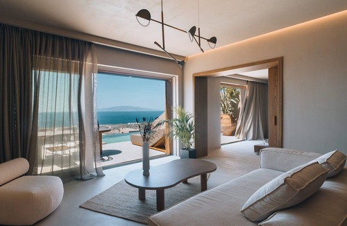 Oia Apartment | Rhethis Suite, Divine Sea Views, Infinity Pool, Oia
